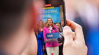 Elena Lasconi, candidata presidencial do partido União para Salvar a Roménia (USR), durante um discurso à porta da autoridade eleitoral.