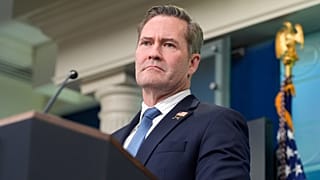 DATEI: Trumps nationaler Sicherheitsberater Mike Waltz hört sich die Frage eines Reporters im Weißen Haus an, in Washington, 20. Februar 2025