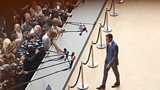 Pedro Sánchez habla con los medios de comunicación a su llegada a una cumbre de la UE en el edificio del Consejo Europeo en Bruselas.