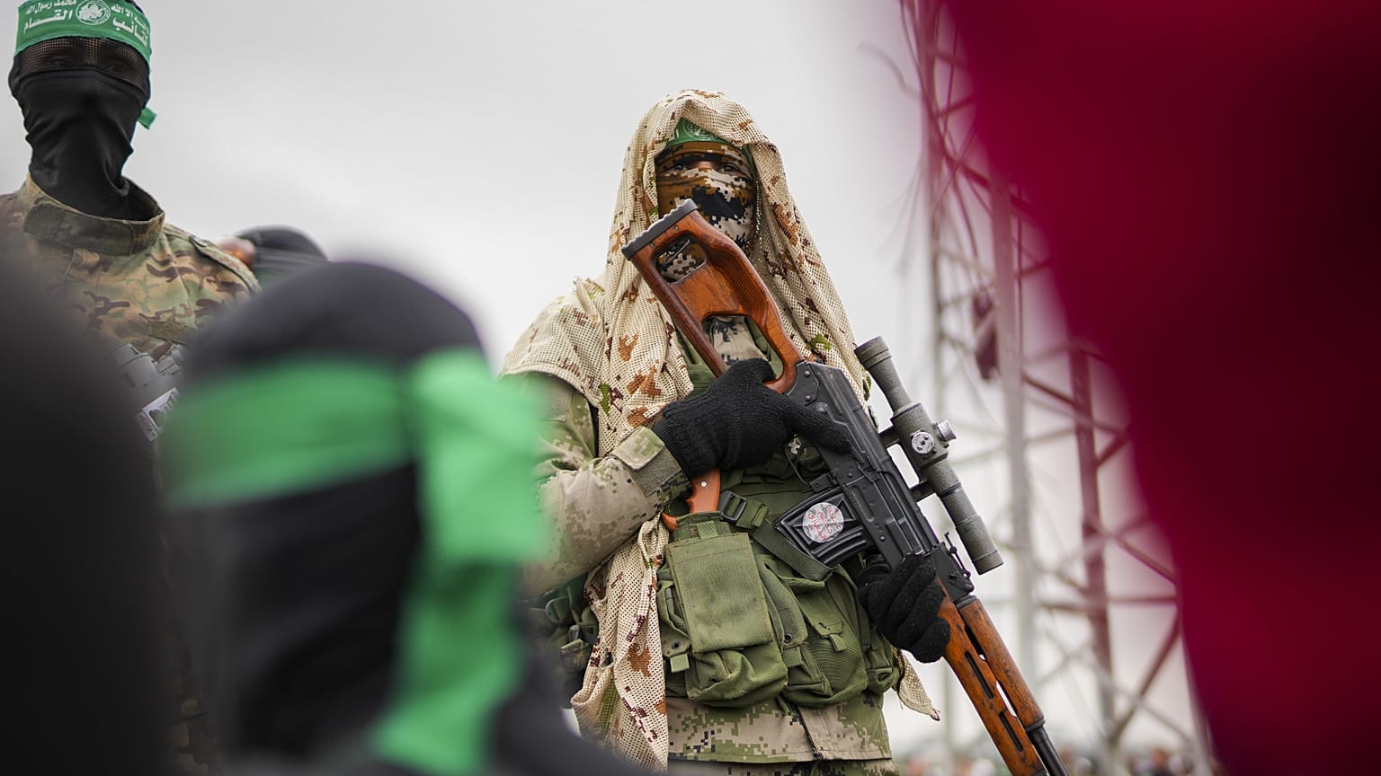 Un combatiente de Hamás en uniforme de combate en la ceremonia de entrega de rehenes israelíes a la Cruz Roja en Nuseirat, 22 de febrero de 2025.