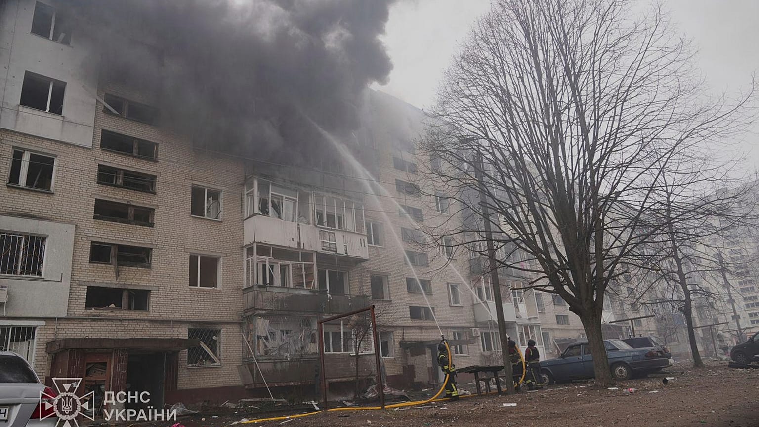 Los bomberos apagan un incendio tras un ataque ruso en Sumy, Ucrania, el martes 25 de marzo de 2025. 