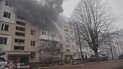 Los bomberos apagan un incendio tras un ataque ruso en Sumy, Ucrania, el martes 25 de marzo de 2025. 
