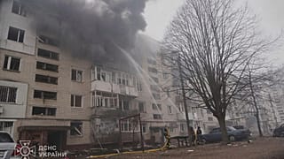 Los bomberos apagan un incendio tras un ataque ruso en Sumy, Ucrania, el martes 25 de marzo de 2025. 