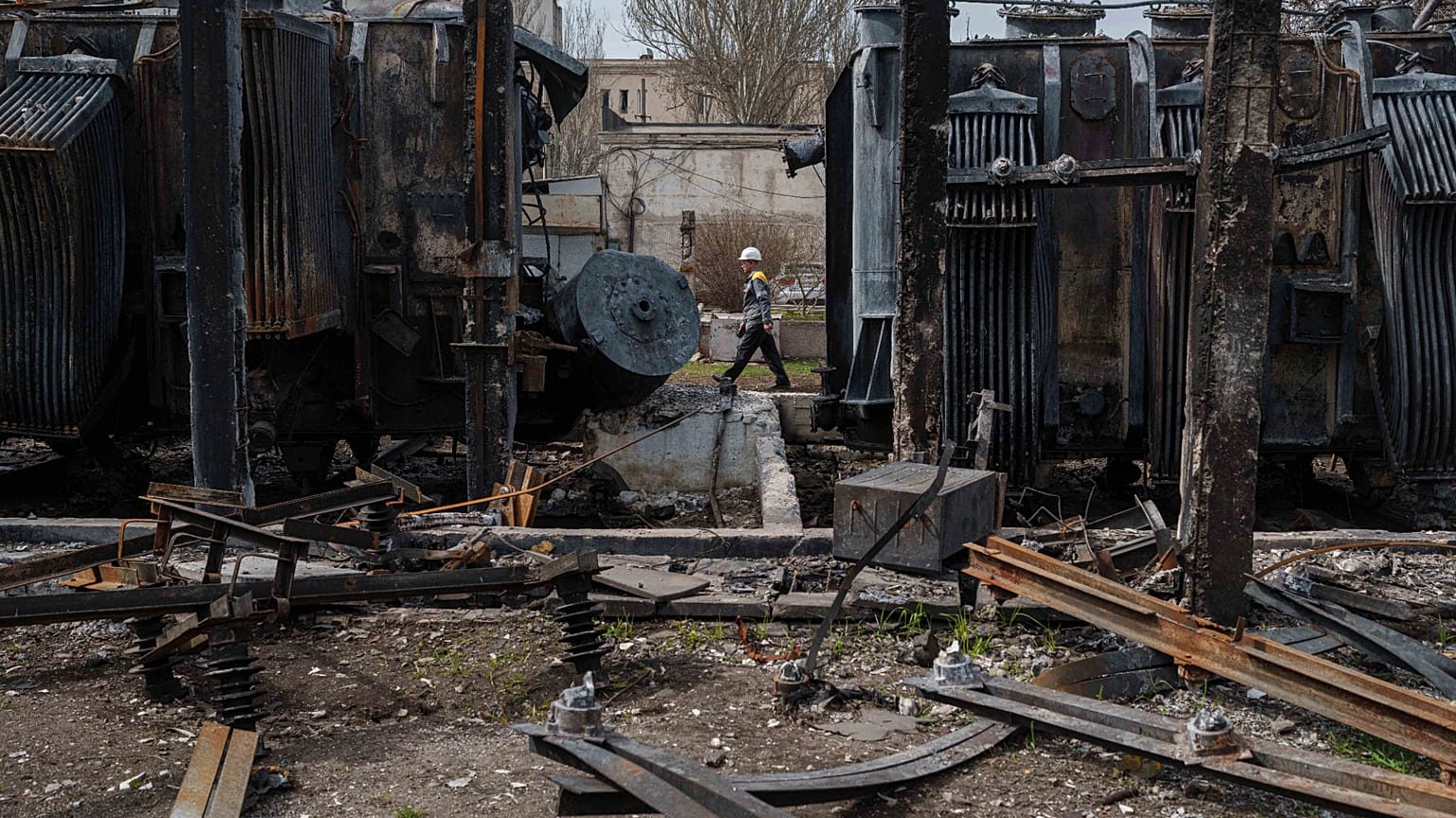 Un lavoratore della società DTEK davanti ai trasformatori di una sottostazione distrutta da un attacco di droni russi in una località sconosciuta, Ucraina, 25 marzo 2025