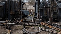 Un lavoratore della società DTEK davanti ai trasformatori di una sottostazione distrutta da un attacco di droni russi in una località sconosciuta, Ucraina, 25 marzo 2025