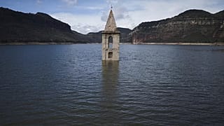 Το καμπαναριό μιας ρωμανικής εκκλησίας του 11ου αιώνα αναδύεται από τη δεξαμενή Sau στη Vilanova de Sau, Ισπανία, τη Δευτέρα 24 Μαρτίου 2025