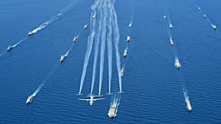 La marine et l'armée de l'air indonésiennes participent à la clôture du 4e exercice naval multilatéral Komodo 2023 en Indonésie, le 8 juin 2023.