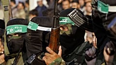 مسلحون فلسطينيون ملثمون من حركة حماس يشاركون في جنازة بسام الفرا، أحد قادة الحركة، في خان يونس جنوب قطاع غزة، يوم الأربعاء 13 كانون الأول/ ديسمبر 2006.