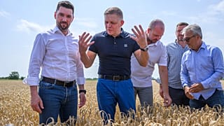 Le Premier ministre slovaque Robert Fico, au centre, et le ministre de l'Agriculture Richard Takáč, à gauche, visitent une ferme dans l'ouest de la Slovaquie,