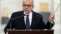 رئيس الوزراء المكلف نواف سلام يحمل نسخة من الدستور اللبناني أثناء حديثه مع الصحفيين بعد لقائه مع رئيس الجمهورية اللبناني ميشال عون في القصر الرئاسي في بعبدا، شرق بيروت، لبنان،