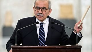 رئيس الوزراء المكلف نواف سلام يحمل نسخة من الدستور اللبناني أثناء حديثه مع الصحفيين بعد لقائه مع رئيس الجمهورية اللبناني ميشال عون في القصر الرئاسي في بعبدا، شرق بيروت، لبنان،