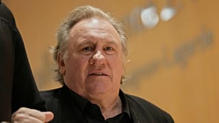 El actor francés Gérard Depardieu sale para un descanso durante su juicio en París por presunta agresión sexual, 26 de marzo de 2025.