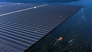 Archivo: Instalación solar flotante en el lago Cottbuser Ostsee, cerca de Cottbus (Alemania).