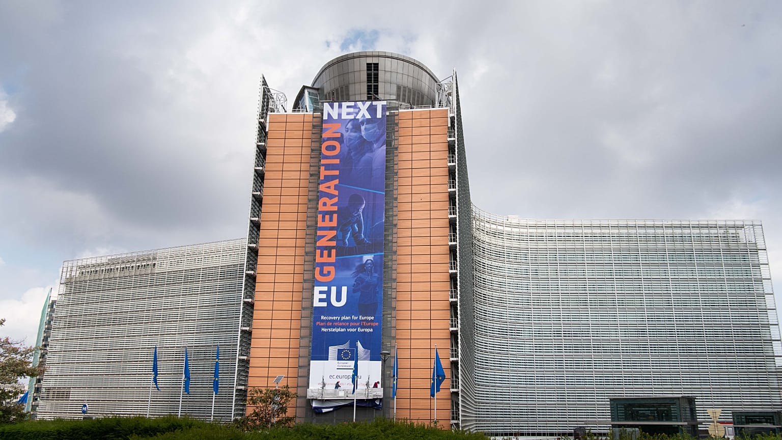 Berlaymont binasının önündeki 'Avrupa için Kurtarma Planı' pankartı.
