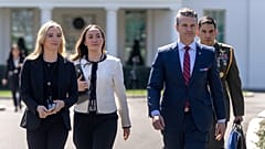 Verteidigungsminister Pete Hegseth, zweiter von rechts, geht am 21. März 2025 vor dem Weißen Haus spazieren. 