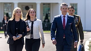 Il Segretario alla Difesa Pete Hegseth, secondo da destra, cammina fuori dalla Casa Bianca il 21 marzo 2025. 