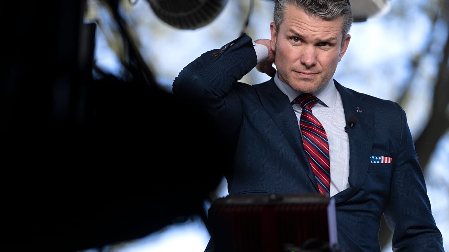 Sekretarz obrony Pete Hegseth przygotowuje się do udzielenia wywiadu telewizyjnego przed Białym Domem