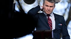 Sekretarz obrony Pete Hegseth przygotowuje się do udzielenia wywiadu telewizyjnego przed Białym Domem