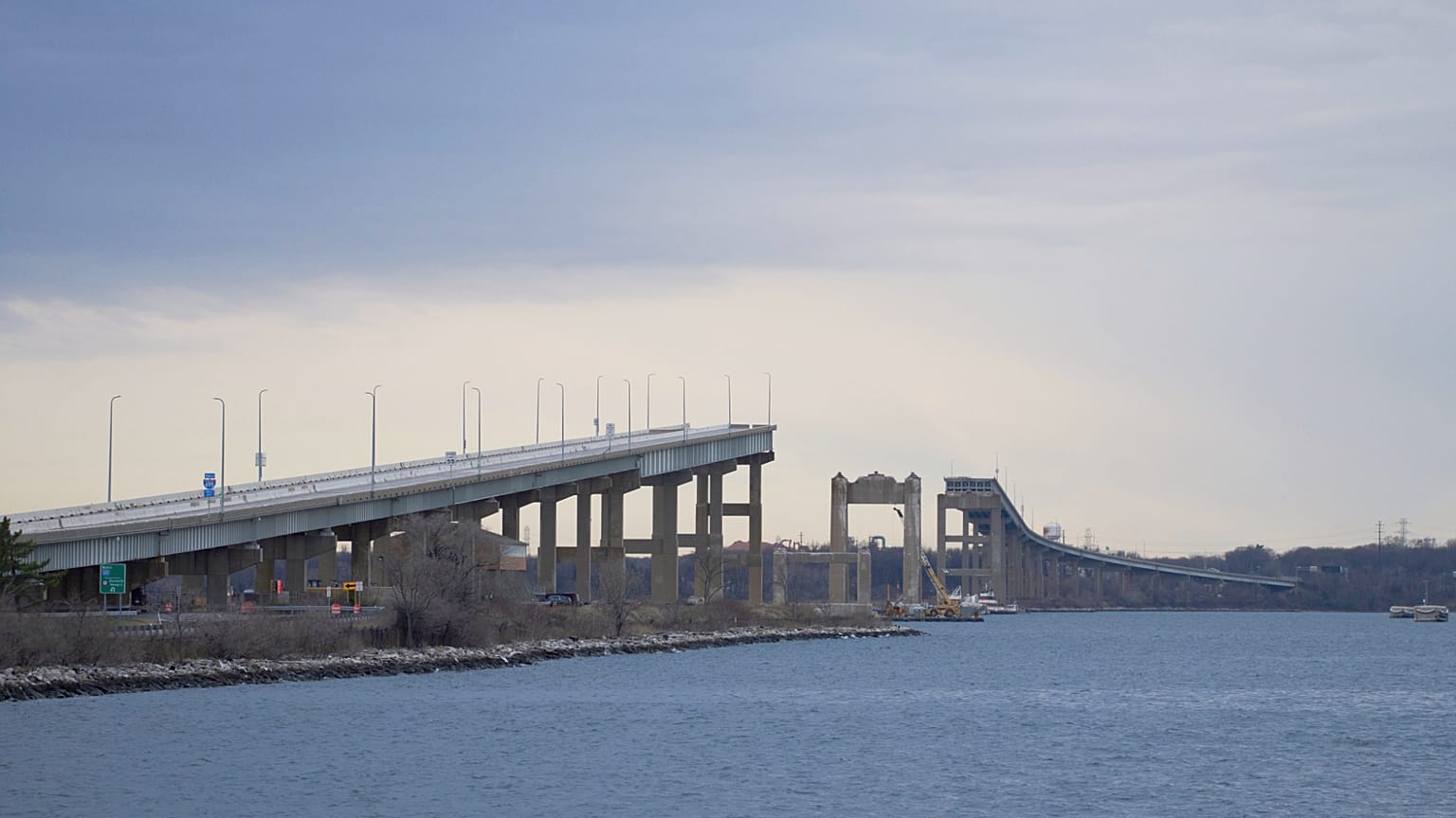 Le restanti porzioni del ponte Francis Scott Key sono visibili, mercoledì 26 marzo 2025, a Baltimora.