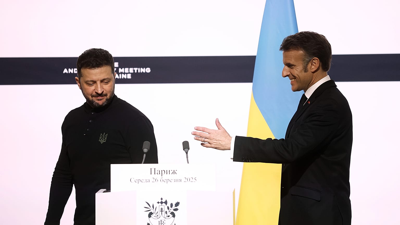 Volodimir Zelenszkij ukrán elnök és Emmanuel Macron francia elnök távozik közös sajtótájékoztatójáról Párizsban, 2025. március 26-án.