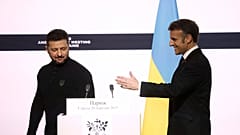 Der ukrainische Präsident Volodymyr Zelenskyy und der französische Präsident Emmanuel Macron verlassen eine gemeinsame Pressekonferenz in Paris, 26. März 2025