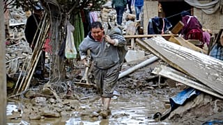 رجل ينقل ما تبقى من ممتلكاته بعد فيضان منزله قرب كوتشابامبا في بوليفيا، في 7 شباط/ فبراير 2018.