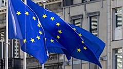 Σημαίες της Ευρωπαϊκής Ένωσης κυματίζουν στον άνεμο πριν από τη σύνοδο κορυφής της ΕΕ στις Βρυξέλλες, 27 Ιουνίου 2024