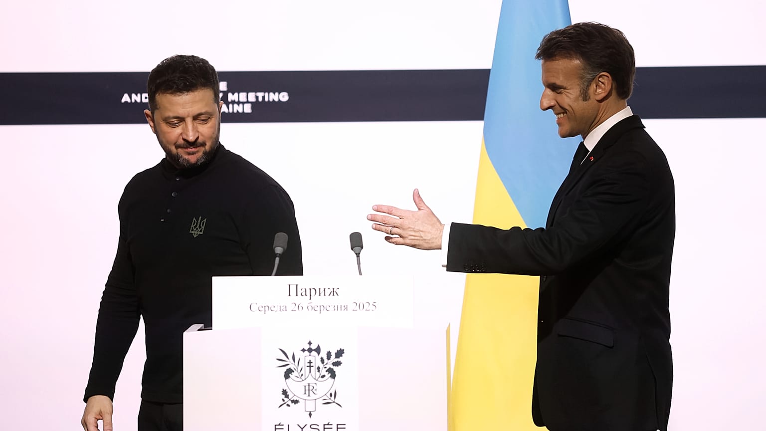 Prezydent Ukrainy Wołodymyr Zełenski i prezydent Francji Emmanuel Macron opuszczają wspólną konferencję prasową w Paryżu, 26 marca 2025 r.