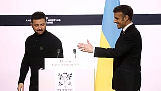Prezydent Ukrainy Wołodymyr Zełenski i prezydent Francji Emmanuel Macron opuszczają wspólną konferencję prasową w Paryżu, 26 marca 2025 r.