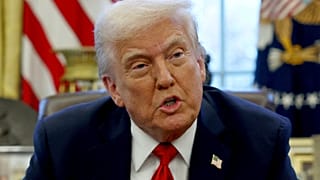 El presidente estadounidense, Donald Trump, habla con los periodistas en el Despacho Oval de la Casa Blanca, en Washington, el miércoles 26 de marzo de 2025.
