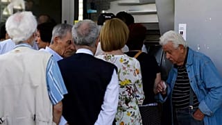 Emekliler maaş kuyruğunda.