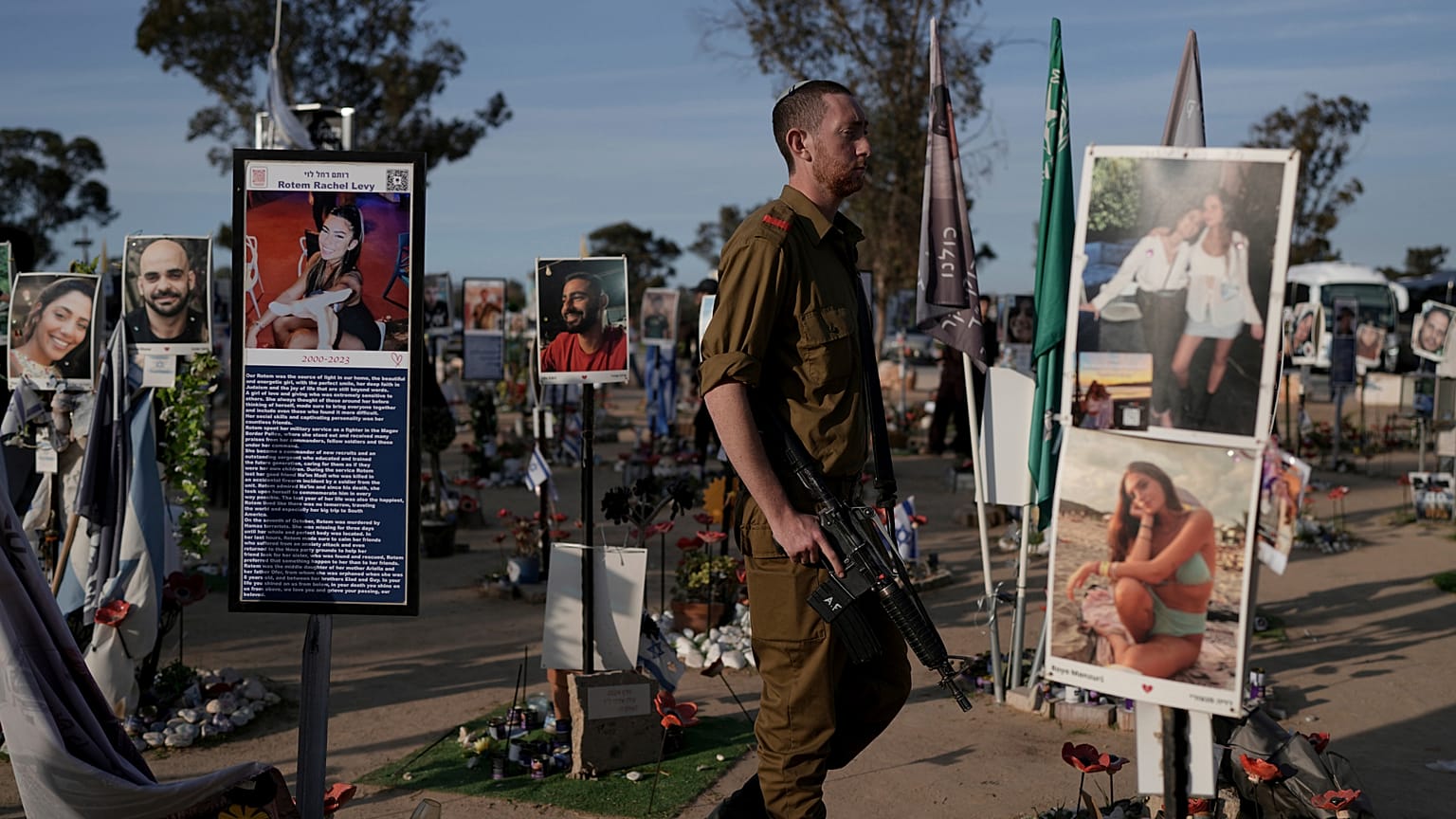 Un soldado israelí camina por el recinto del festival de música Nova, en el sur de Israel, cerca de la frontera con la Franja de Gaza, el domingo 19 de enero de 2025.