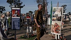 Ein israelischer Soldat geht auf dem Gelände des Nova-Musikfestivals im Süden Israels nahe der Grenze zum Gazastreifen spazieren, Sonntag, 19. Januar 2025.