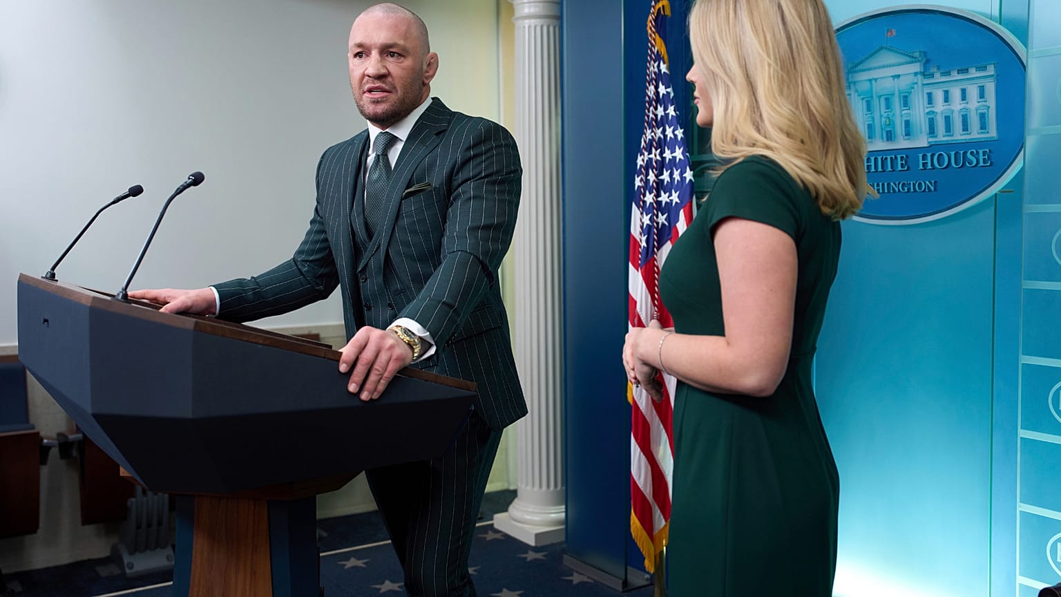 Sekretarz prasowa Białego Domu Karoline Leavitt słucha, jak zawodnik UFC Conor McGregor rozmawia z reporterami w sali odpraw Białego Domu, w poniedziałek 17 marca 2025 r.