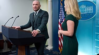 Sekretarz prasowa Białego Domu Karoline Leavitt słucha, jak zawodnik UFC Conor McGregor rozmawia z reporterami w sali odpraw Białego Domu, w poniedziałek 17 marca 2025 r.
