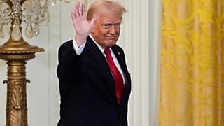 Presidente Donald Trump acena depois de discursar numa receção para celebrar o Mês da História da Mulher na Sala Leste da Casa Branca. 26 de março de 2025.