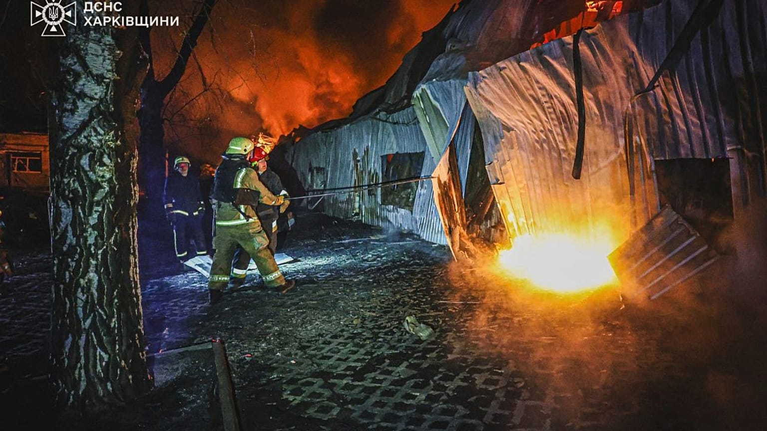 في هذه الصورة التي قدمتها خدمة الطوارئ الأوكرانية، يحاول رجال الإطفاء إخماد الحريق الذي اندلع في أعقاب هجوم روسي في خاركيف، أوكرانيا، الخميس 27 مارس 2025.