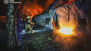 في هذه الصورة التي قدمتها خدمة الطوارئ الأوكرانية، يحاول رجال الإطفاء إخماد الحريق الذي اندلع في أعقاب هجوم روسي في خاركيف، أوكرانيا، الخميس 27 مارس 2025.