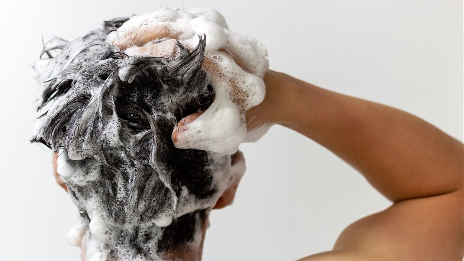 Imagen de una persona lavándose el cabello.