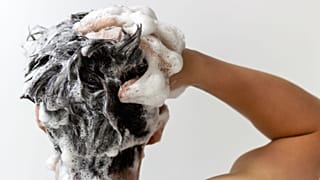 Imagen de una persona lavándose el cabello.