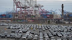 Yeni Toyota araçları, Kuzey Amerika'daki en önemli araç ithalatı işleme tesisi olan Toyota Logistics Service Inc. Kaliforniya'da. 26 Mart 2025.