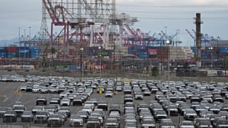 Os novos veículos Toyota são armazenados na Toyota Logistics Service Inc., a sua mais importante instalação de processamento de importações de veículos na América do Norte. Califórnia. 26 de março de 2025.