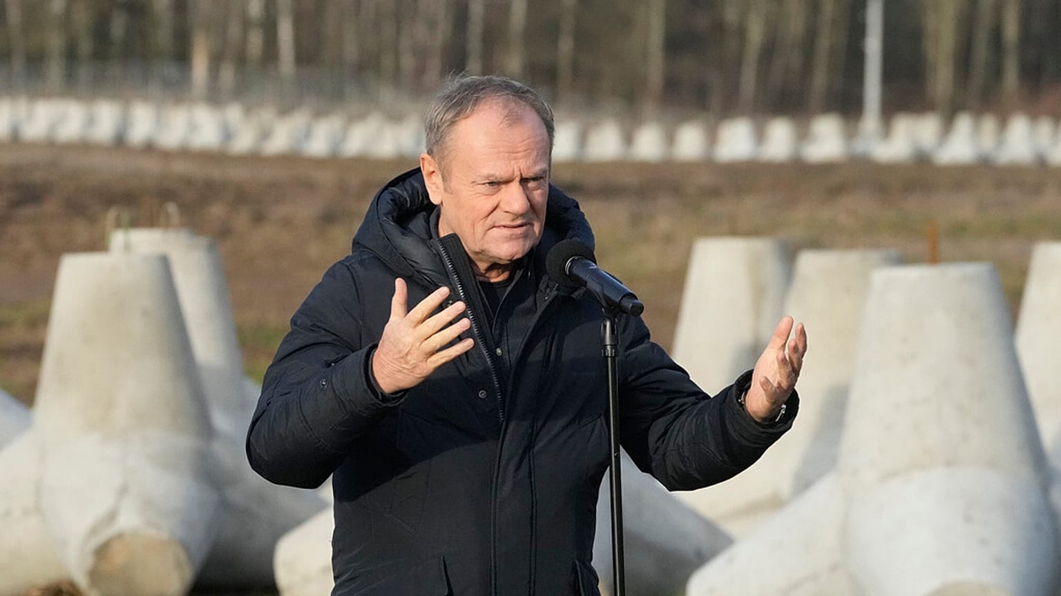 DOSYA - Polonya Başbakanı Donald Tusk, 30 Kasım 2024 Cumartesi günü Polonya'nın Rusya sınırına yaptığı bir ziyaret sırasında Polonya'nın Dabrowka kentinde gazetecilere konuşuyor.