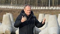 DATEI - Polens Premierminister Donald Tusk spricht zu Reportern in Dabrowka, Polen, während eines Besuchs an der polnischen Grenze zu Russland am Samstag, den 30. November 2024.