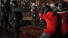 İBB Başkanı Ekrem İmamoğlu'nun cezaevine gönderilmesi sonrası İstanbul'da düzenlenen protesto gösterileri sırasında polis bir protestocuyu tekmeliyor, 23 Mart 2025.