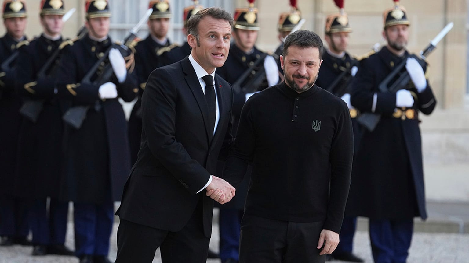 Der französische Präsident Emmanuel Macron begrüßt den ukrainischen Präsidenten Wolodymyr Zelenskyy vor dem Treffen der sogenannten "Koalition der Willigen" am Donnerstag