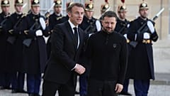 Der französische Präsident Emmanuel Macron begrüßt den ukrainischen Präsidenten Wolodymyr Zelenskyy vor dem Treffen der sogenannten "Koalition der Willigen" am Donnerstag