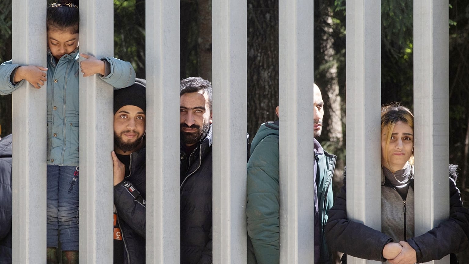 Közel-keleti menekültek a lengyel-belorusz határkerítésnél