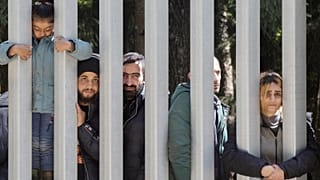 Közel-keleti menekültek a lengyel-belorusz határkerítésnél