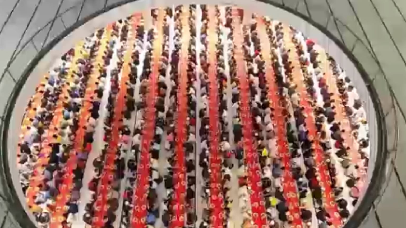 المساجد تمتلئ بالمصلين خلال شهر رمضان في عاصمة بنغلاديش، دكا